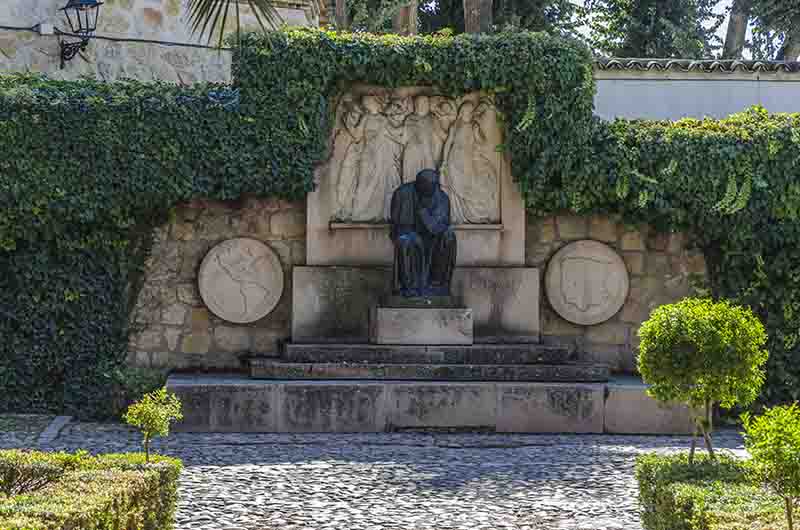 Toledo - El Toboso 16 - glorieta-monumento a Garcia Sanchiz.jpg